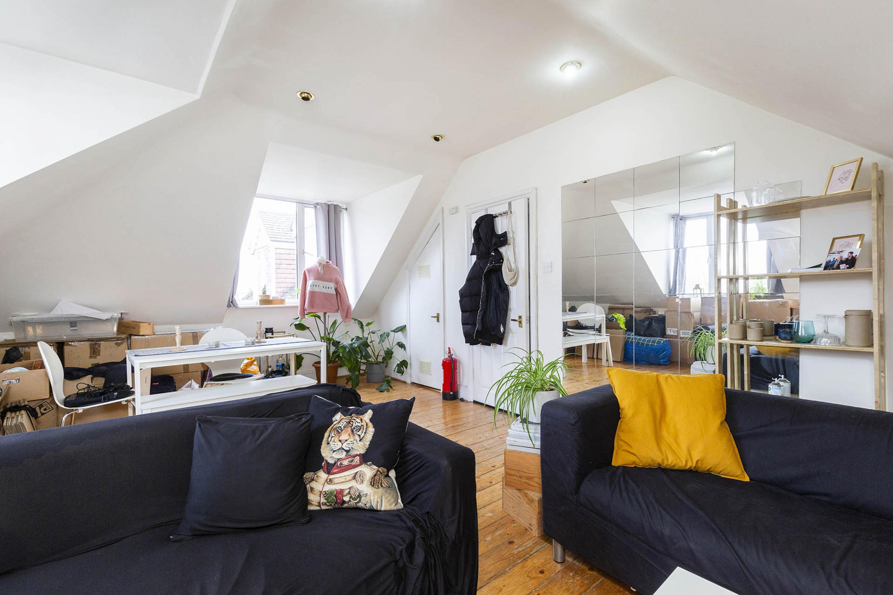 Modern Apartment Mapesbury Road, Willesden Green NW2